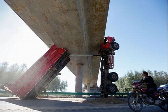 Truck hängt an Brücke