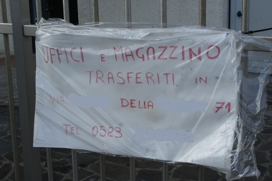 Schild an Firma auf italienerisch